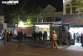 Bắn chết vợ bằng súng AK, chồng khống chế con tin rồi tự sát